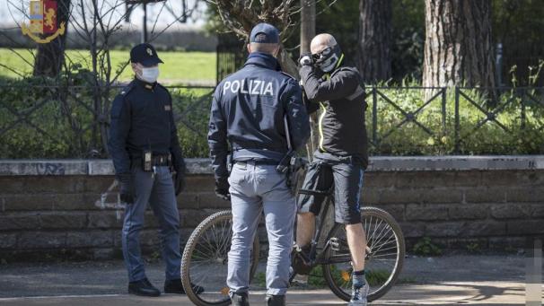 <p>Trotz streng kontrollierter Ausgangssperren sterben in Italien immer mehr mit dem Coronavirus infizierte Menschen.</p>
