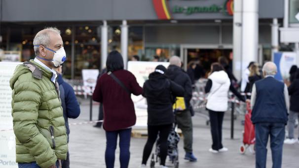 <p>Von den weiteren Schließungen in Italien sind Supermärkte, Banken, Post und Apotheken nach wie vor ausgeschlossen.</p>