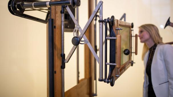 <p>Durchleuchtungsstativ von 1925 im Museum für Medizintechnik Siemens Healthineers MedMuseum in Erlangen.</p>