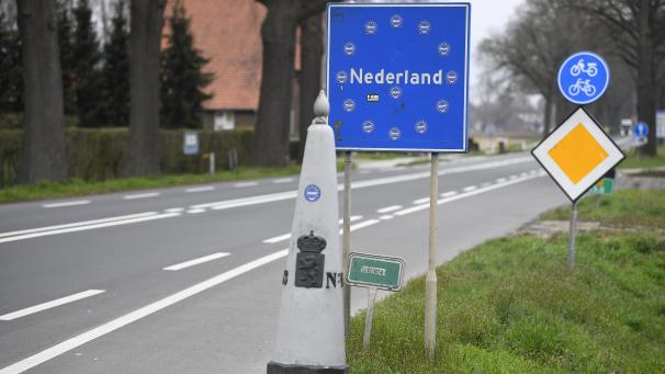 <p>Auch die Grenze von Belgien zu den Niederlanden ist für nicht dringende Reisen geschlossen.</p>