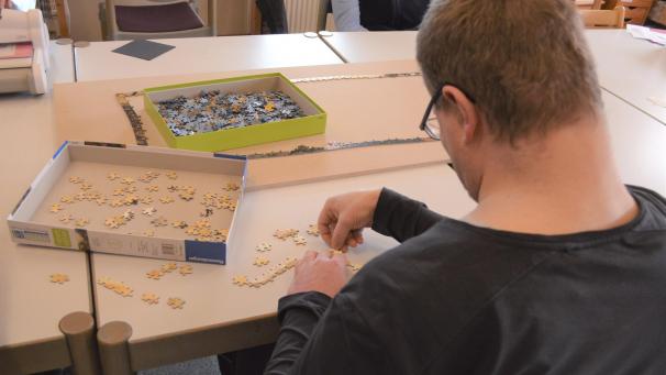 <p>Nur sehr wenige Personen werden derzeit in den Tagesstätten betreut. Die meisten bleiben tagsüber in ihrem familiären Umfeld oder im Wohnheim.</p>