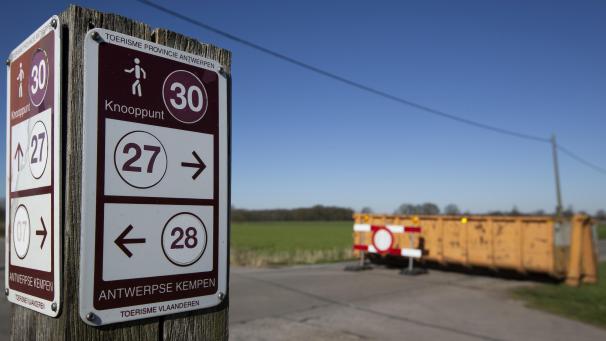 <p>Die Grenzgemeinde Hoogstraten stellte Blockaden an kleinen Grenzübergängen auf, weil die Polizei nicht überall kontrollieren kann.</p>
