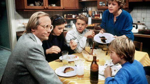 <p>Ein Bild aus frühen „Lindenstraßen“-Tagen (Archivbild von 1986): Helga Beimer (Marie-Luise Marjan, hinten rechts) mit ihrem ersten Mann Hans (Joachim Hermann Luger, l) und ihren Kindern (l-r) Marion (Ina Bleiweiß), Benny (Christian Kahrmann) und Klausi (Moritz A. Sachs).</p>