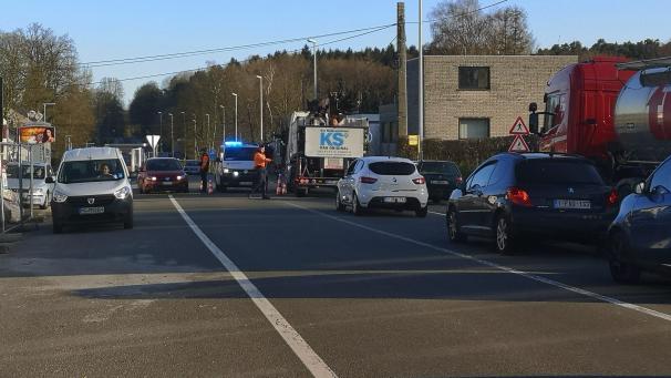 <p>Nur noch mit Passierschein: Grenzkontrollen am Übergang Köpfchen</p>