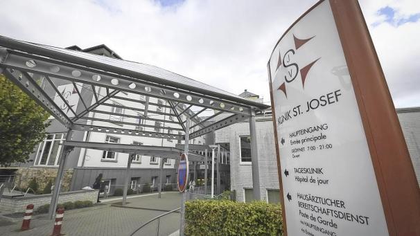 <p>In der Klinik St. Josef ist am Wochenende ein 76-jähriger Mann aus der Gemeinde Amel an den Folgen einer Corona-Erkrankung gestorben.</p>
