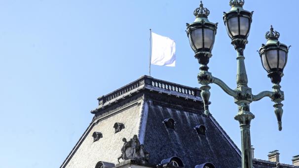 <p>Aus Solidarität mit dem Pflegekräften im Land hat der Königspalast eine weiße Fahne gehisst.</p>