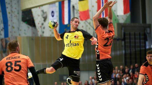 <p>Roter Wolf Thomas Bolaers (beim Wurf) kehrt zurück nach Belgien.</p>