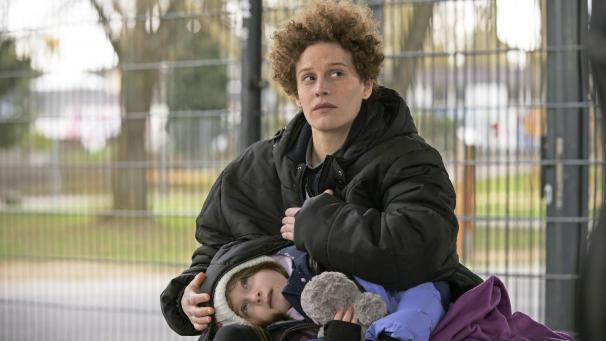 <p>Karen Dahmen spielte im „Tatort“ die alleinerziehende Mutter Julia Beck, die im Paketdienst schuftet, um ihren Lebensunterhalt zu finanzieren.</p>