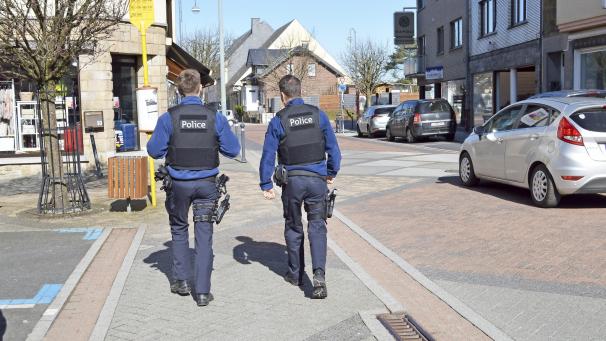<p>Intern sind Mannschaften gebildet worden, die zusammen auf Streife fahren, solange der Ausnahmezustand gilt. Auf diese Weise wird vermieden, dass ein Polizist mit mehreren unterschiedlichen Kollegen in Kontakt tritt.</p>