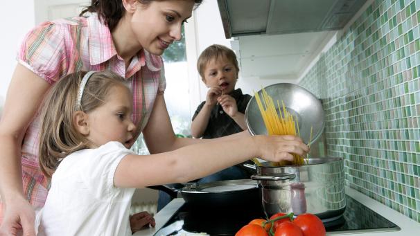 <p>Gemeinsam Zeit verbringen und die Kinder auch in alltägliche Aufgaben einbeziehen: Das sind Möglichkeiten, gegen den Lagerkoller in der Corona-Zeit anzugehen.</p>