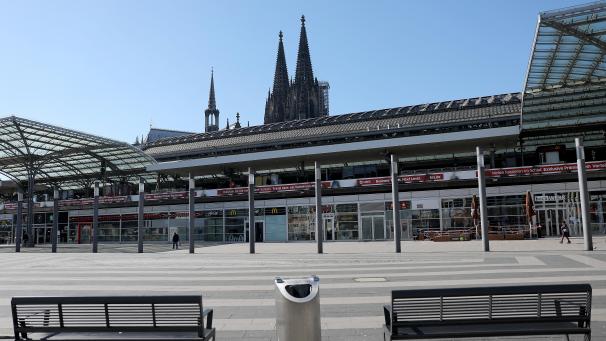 <p>Der Breslauer Platz am Kölner Hauptbahnhof ist leer. Zur Eindämmung des Coronavirus hat das Bundesland Nordrhein-Westfalen alle Ansammlungen ab drei Personen in der Öffentlichkeit verboten.</p>