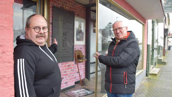 <p>Ein besonderer Platz für die Erinnerungsplatte in der Bahnstraße in Mechernich: Freude bei Klaus Nelles (links), Vorsitzender der St. Barbara-Bruderschaft, und beim zweiten Vorsitzenden, Helmut Gräfe.</p>