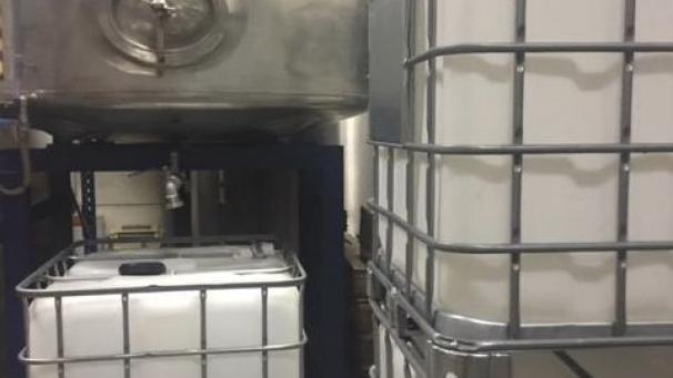 <p>In diesen Behältern wird der Alkohol in der Raerener Spitalstraße gelagert.</p>