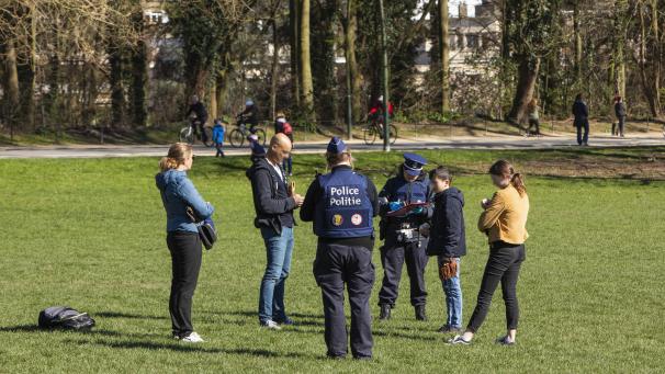 <p>Verstoß gegen das Versammlungsverbot: Polizisten schreiben ein Protokoll.</p>