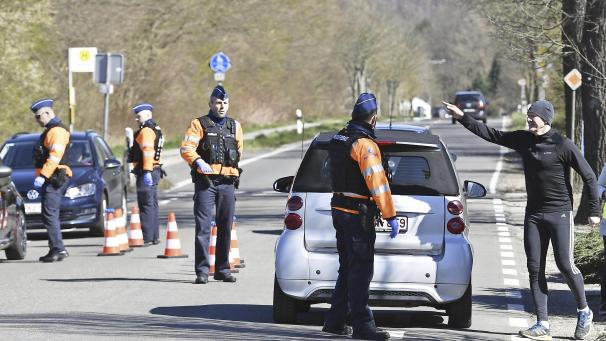 <p>Autofahrer und Jogger: erst Kontrolle, dann weiter.</p>