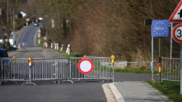 <p>Grenzübertritte sind nur noch aus „triftigen“ Gründen erlaubt. Dazu zählen Fahrten zur Arbeit und zum Wohnort oder um wichtige Familienangelegenheiten zu regeln. Dieses Bild entstand am Dienstag beim Besuch von Innenminister Pieter De Crem der Grenzkontrollen in der Gemeinde Kelmis.</p>