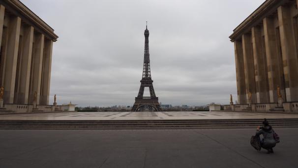 <p>Seit Dienstag gilt in Frankreich wegen der Corona-Krise eine Ausgangssperre. Nur wenn es unbedingt nötig ist, sollen die Menschen das Haus verlassen.</p>