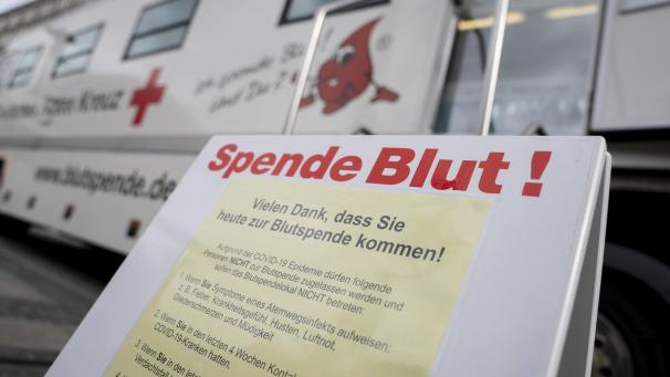 <p>Unter Einhaltung der geltenden Sicherheitsvorkehrungen finden Blutspenden derzeit statt. In Ostbelgien werden sie teilweise räumlich verlegt, damit der Sicherheitsabstand zwischen den Spendern möglich ist.</p>