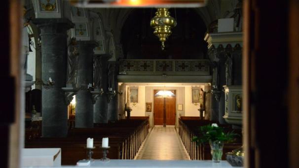 <p>Die Bänke in der Raerener Pfarrkirche bleiben jedoch bis auf Weiteres leer.</p>