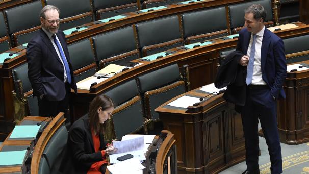 <p>N-VA-Fraktionschef Peter De Roover, Premierministerin Sophie Wilmès und Open-VLD-Vizepremier Alexander De Croo (v.l.n.r.) im (fast) leeren Plenarsaal.</p>