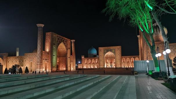 <p>Der Registan in Samarkand ist wahrscheinlich das imposanteste architektonische Ensemble Usbekistans und zeugt von der Macht eines Tamerlan und seiner Dynastie.</p>