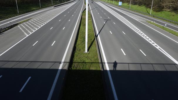 <p>Nur der Pkw-Verkehr auf den Autobahnen nimmt ab, die Zahl der Lastwagen bleibt unverändert.</p>