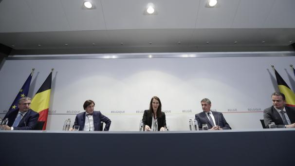 <p>Premier Sophie Wilmès (M.) mit den Ministerpräsidenten Pierre-Yves Jeholet, Elio Di Rupo, Jan Jambon und Oliver Paasch (v.l.)</p>