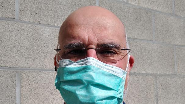 <p>Die allgemeine Maskenpflicht für das Personal, die seit der vergangenen Woche in den Heimen von Vivias eingeführt wurde, gilt selbstverständlich auch für Direktor Luc Wampach.</p>
