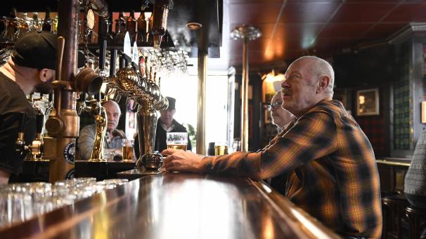 <p>Schweden geht beim Kampf gegen die Ausbreitung des neuartigen Coronavirus weiter einen Sonderweg: Restaurants, Cafés und Kneipen bleiben in dem skandinavischen Land geöffnet.</p>