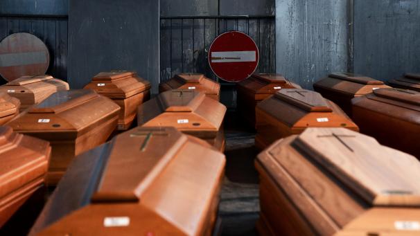 <p>Die Krematorien in Italien sind völlig überfüllt. Die Särge der Corona-Toten müssen mittlerweile an den unterschiedlichsten Plätzen gelagert werden.</p>