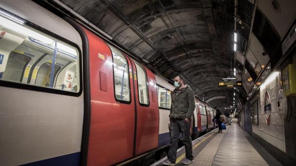 <p>Fast Menschenleer - die Londoner U-Bahn. Premierminister Johnson hat erst nach langem Zögern weitreichende Ausgangsbeschränkungen verkündet.</p>