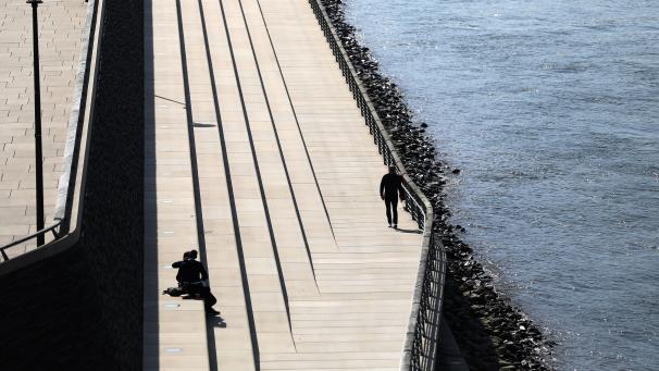 <p>Auch am Rheinufer in Köln wird das Kontaktverbot eingehalten. Ansammlungen ab drei Personen in der Öffentlichkeit sind verboten.</p>