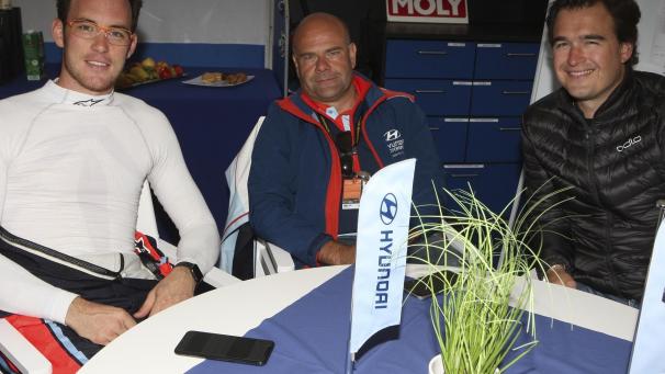 <p>Der Italiener Andrea Adamo, hier mit Fahrer Thierry Neuville (l.) und dessen Manager Geoffroy Theunis (r.), ist der starke Mann an der Spitze von Hyundai Motorsport.<br />
Foto: Herbert Simon</p>