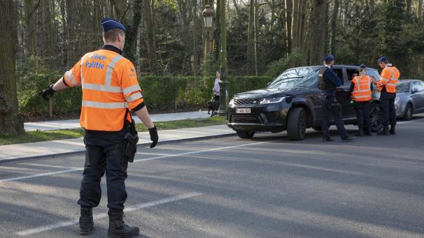<p>Die Polizei kontrolliert systematisch Autofahrer. Nicht notwendige Fahrten sind verboten.</p>