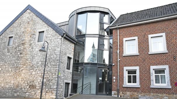 <p>„Haus Wilden“ besteht aus zwei Gebäudeteilen: Zur Hauptstraße hin (l.) das Gebäude, in dem in der Vergangenheit auch einmal die Fortis-Bank eine Zweigstelle betrieben hat, und das „Atelier“ (r.). Der Eingang zwischen diesen Gebäuden könnte in Zukunft für den Publikumsverkehr der Gemeindeverwaltung und den Empfang genutzt werden.</p>