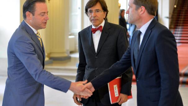 <p>Könnten (und müssten) sich die Hand auf einen neuen Koalitionsvertrag geben: Bart De Wever (N-VA, l.) und Paul Magnette (r., PS). Elio di Rupo (M., PS) würde für die Wallonische Region mit am Tisch sitzen.</p>