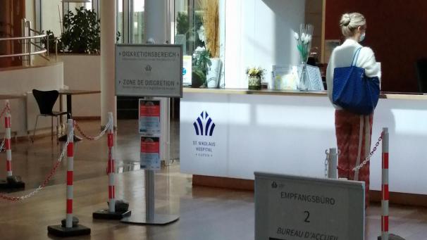 <p>Die Besuchszeiten wurden im Eupener Krankenhaus etwas verlängert. Der Schutz von Patienten und Personal steht weiterhin im Mittelpunkt.</p>