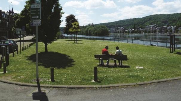 <p>Ravel-Rad- und Wanderwege gibt es bereits viele - auf dem Foto der Ravel entlang der Maas Richtung Dinant. Jetzt soll „La Vesdrienne“ angelegt werden. Dieser Ravelweg wird Eupen und Lüttich verbinden. Die wallonische Regionalregierung stellt dafür 45 Millionen Euro zur Verfügung.</p>