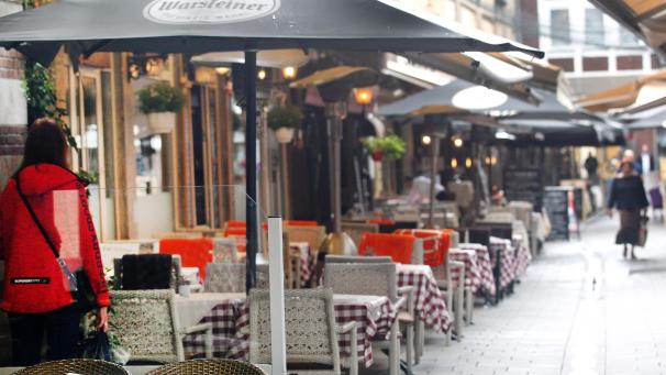 <p>Die Stadt Düsseldorf stellt vorsorglichen einen Drei-Stufen-Plan für gastronomische Betriebe in der Altstatdt vor. Der Plan ist entwickelt für den Fall, dass die Zahl der Covid-19-Neuerkrankungen innerhalb von sieben Tagen pro 100 000 Einwohner auf über 30, 40 oder 50 steigt.</p>