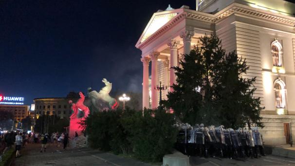 <p>Eine Gruppe Demonstranten versucht in das serbische Parlament einzudringen.</p>