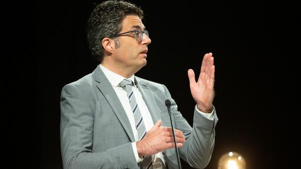 <p>Steven Van Gucht bei einer Fernsehdebatte Anfang Mai. Da war er noch gegen das Tragen von Masken.</p>