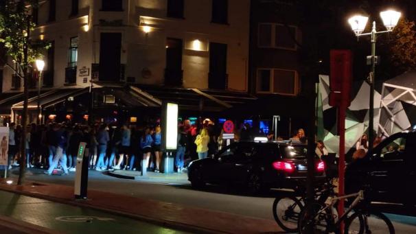 <p>Nach Schließung der Cafés bevölkern junge Touristen aus den Niederlanden seit Tagen die Straßen von Knokke.</p>