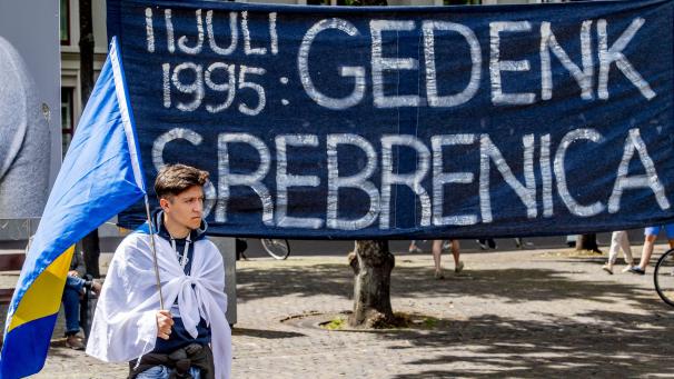 <p>In Den Haag erinnert ein Demonstrant an den Völkermord von Srebrenica. Ein niederländisches UN-Battalion hätte die Stadt und ihre Bewohner eigentlich beschützen sollen.</p>
