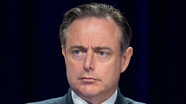 <p>„Die blauen Freunde müssen auf die Knie gehen, den Mund öffnen und schlucken, was immer nötig ist“, erklärte Bart De Wever.</p>