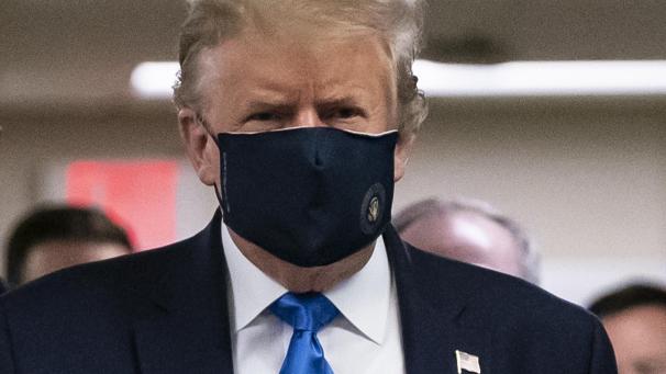 <p>Auf Fernsehbildern war zu sehen, wie Trump im Walter-Reed-Militärkrankenhaus einen blauen Mund-Nasen-Schutz mit dem Siegel des Präsidenten trug.</p>