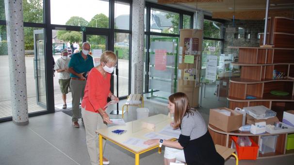 <p>Bürgerbefragung zur Erweiterung des Windparks Emmels. In Recht konnten die Bürger in der Dorfschule abstimmen.</p>