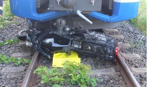 <p>Der Triebwagen wurde nur leicht beschädigt und konnte seine Fahrt fortsetzen.</p>
