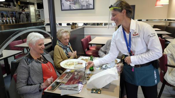 <p>Aufgrund der Corona-Schutzmaßnahmen arbeitet bislang nur knapp die Hälfte der Servicekräfte im Horeca-Bereich.</p>