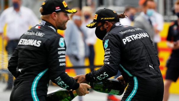 <p>Lewis Hamilton (rechts) und Valtteri Bottas bescherten Mercedes einen Doppelsieg.</p>