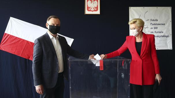 <p>Amtsinhaber Andrzej Duda bei der Stimmabgabe mit seiner Frau Agata Kornhauser-Duda in einem Wahllokal seine Stimme ab.</p>